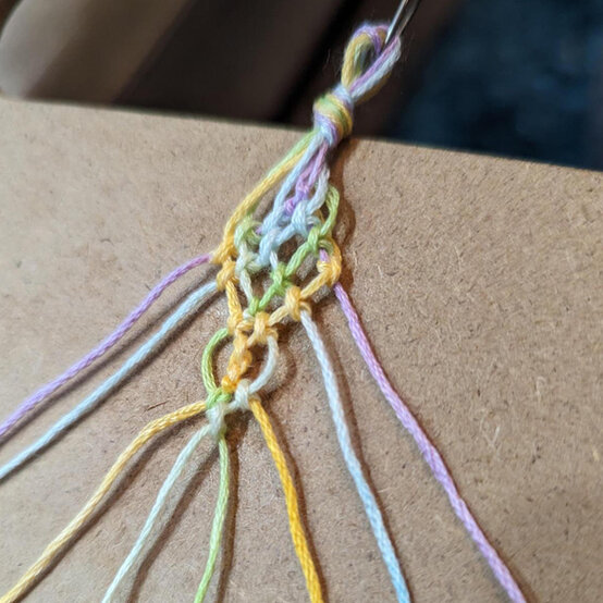 ideas%5Fhow%2Dto%2Dmake%2Dfriendship%2Dbracelets%5Fleaves%2Dbracelet%2D3b.jpg?sw=554&q=85