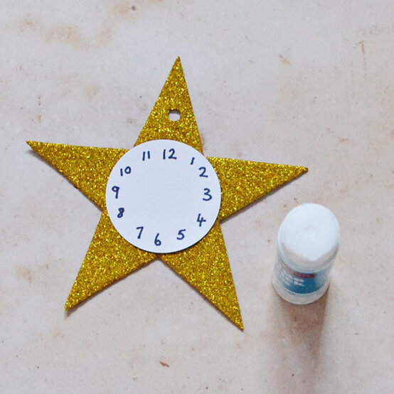 new-years-eve-kids-crafts10.jpg?sw=554&q=85