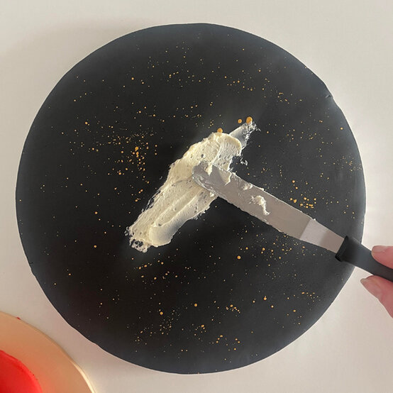 idea_how-to-decorate-a-rocket-cake_step12a.jpg?sw=554&q=85