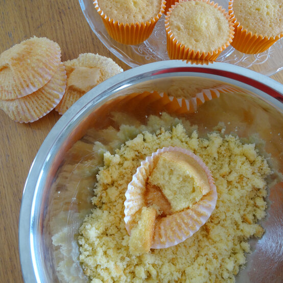 ice-cream-cake-pops_step1.jpg?sw=554&q=85