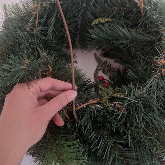 traditional-red-artificial-wreath-15.jpg?sw=554&q=85