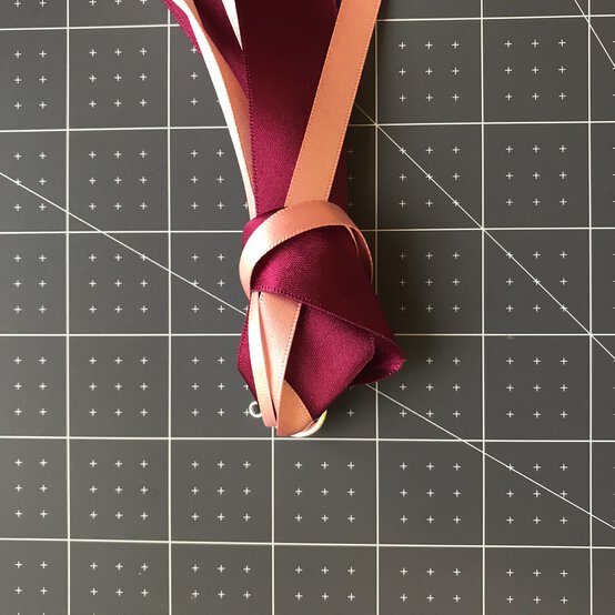 ribbon-bookmarks-step_1_3.jpg?sw=554&q=85