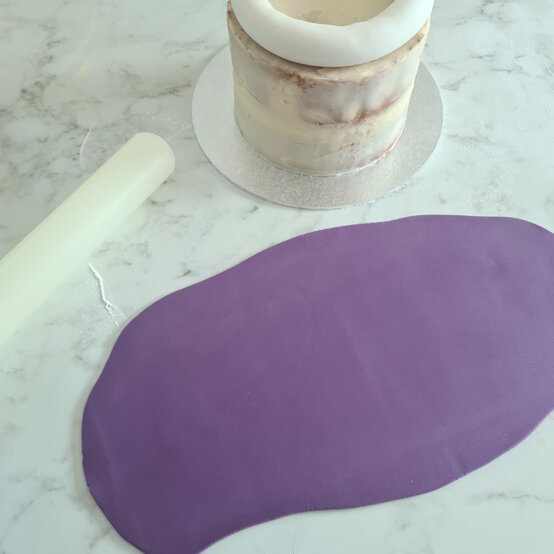 idea_how-to-make-a-coronation-cake_step10a.jpg?sw=554&q=85