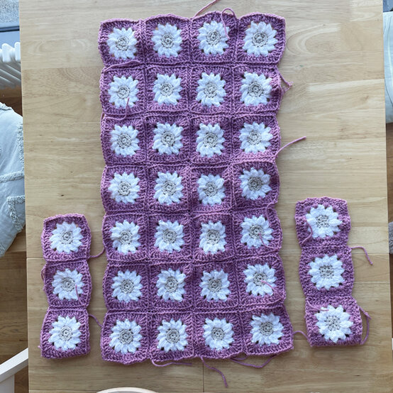 granny%2Dsquare%2Dflower%2Dtote%2Dbag%5Fstep%2D3a.jpg?sw=554&q=85