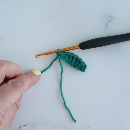 crochet-mistletoe-step-4.jpg?sw=554&q=85