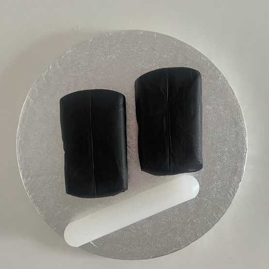 idea_how-to-decorate-a-rocket-cake_step6.jpg?sw=554&q=85