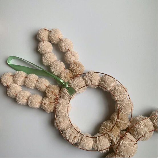 pom_pom_bunny_wall_art_step_8_2.jpg?sw=554&q=85