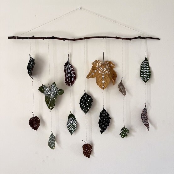 Idea_how-to-make-an-autumn-leaf-hanging_step4.JPG?sw=554&q=85