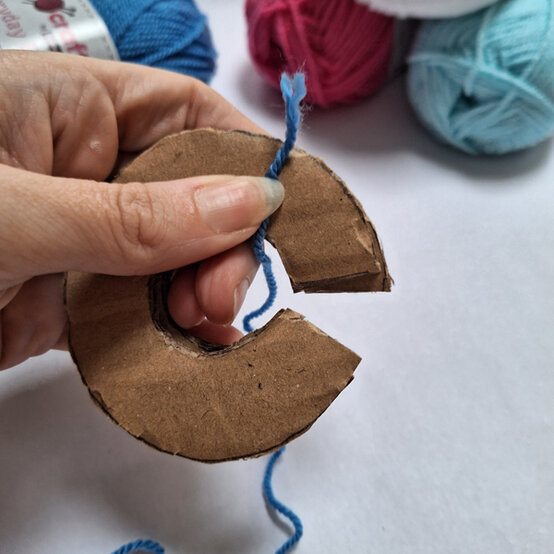 idea_paper-winter-bobble-hat_step4c.jpg?sw=554&q=85