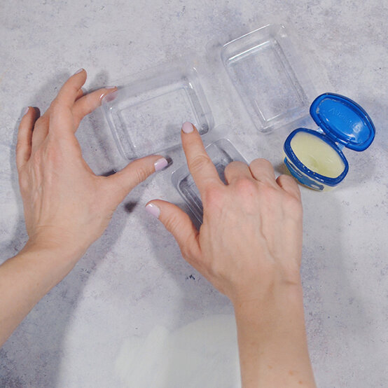 trapped_toy_soaps_step_1a.jpg?sw=554&q=85