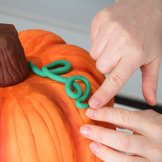 pumpkin-pinata-cake_step21_6.jpg?sw=554&q=85