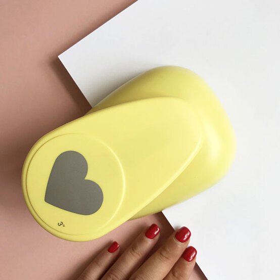 grass-bridesmaid-hamper-glass3-1.jpg?sw=554&q=85