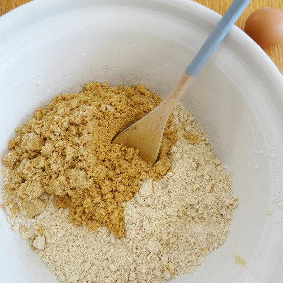 decorated-christmas-biscuit-wreath_gingerbread_step1_2.jpg?sw=554&q=85