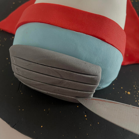 idea_how-to-decorate-a-rocket-cake_step15c.jpg?sw=554&q=85