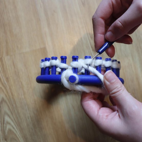 how_to_loom_knit_a_blanket_step_4a.jpg?sw=554&q=85