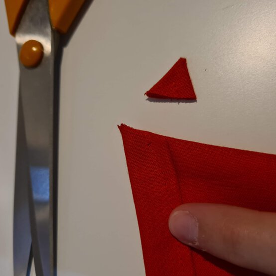 Idea_how-to-make-interchangeable-bunting_step6.jpg?sw=554&q=85