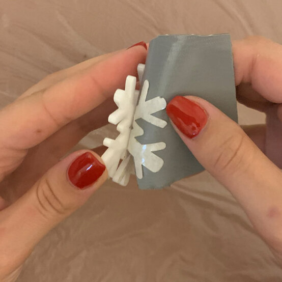 idea_Glowforge-First-Christmas-Bauble_Step10a.jpg?sw=554&q=85