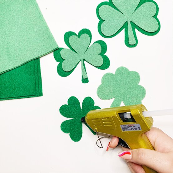 Cricut-How-to-Make-a-Shamrock-Wreath_step12a.jpg?sw=554&q=85