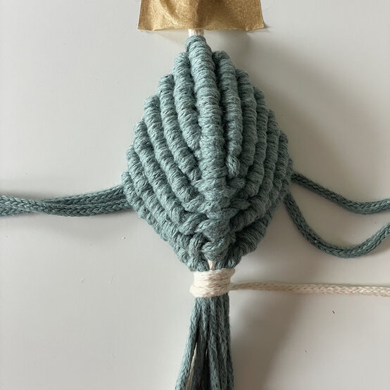 How%2Dto%2DMake%2Da%2DMacrame%2DBee%2DPlanter%5FSTEP%2016.jpeg?sw=554&q=85