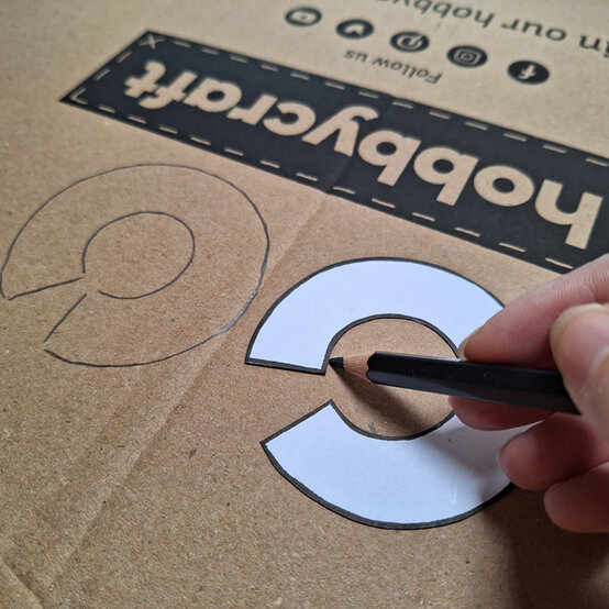 idea_paper-winter-bobble-hat_step4a.jpg?sw=554&q=85