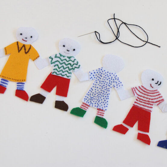 paper_dolls_sewing_step_6.jpg?sw=554&q=85
