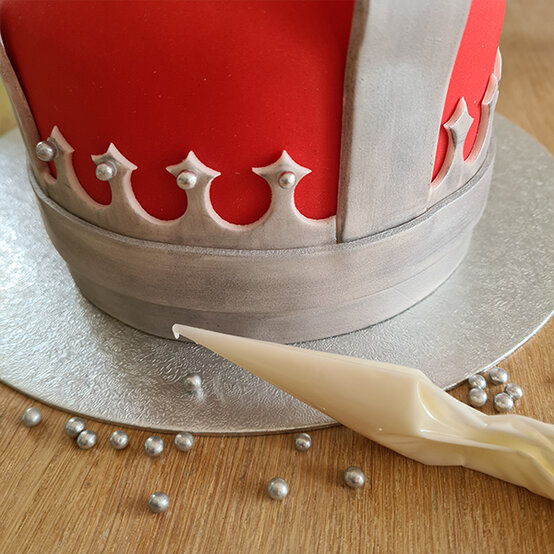 How-to-Make-a-Platinum-Jubilee-Showstopper-Cake_Step9a.jpg?sw=554&q=85