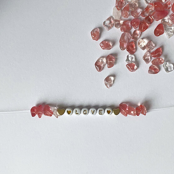 ideas%5Fjewellery%2Dprojects%2Dto%2Dmake%2Dwith%2Dbeads%5Flove%2Dbracelet%2D1.JPG?sw=554&q=85