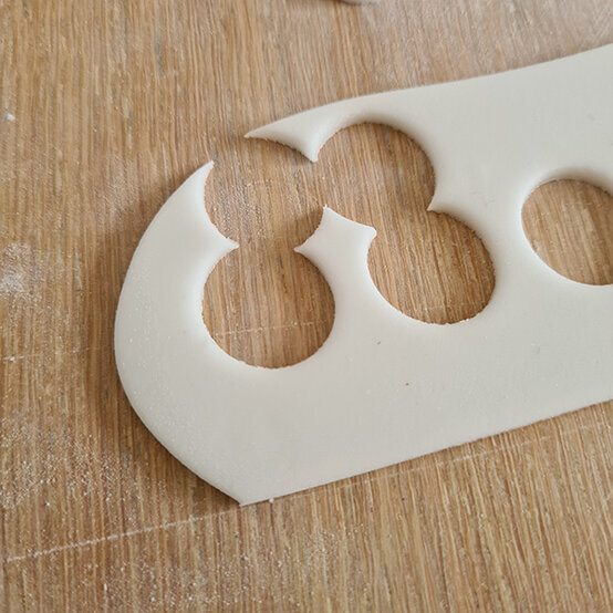 How-to-Make-a-Platinum-Jubilee-Showstopper-Cake_Step5f.jpg?sw=554&q=85