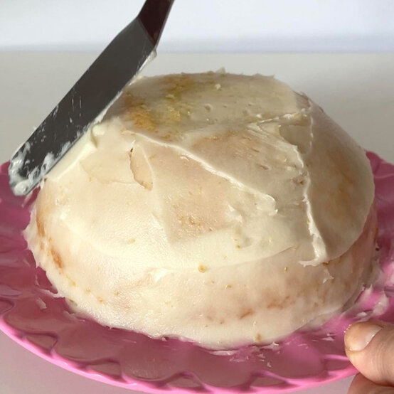 idea_how-to-make-a-football-cake_step5b.jpg?sw=554&q=85