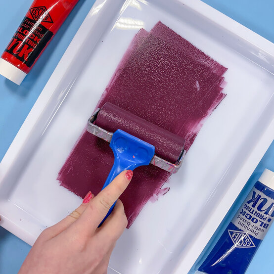 how-to-lino-cut-a-scottish-thistle-print_printing_step-1_4.jpg?sw=554&q=85