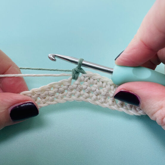 idea_crochet-good-vibes-tapestry_step5.jpg?sw=554&q=85