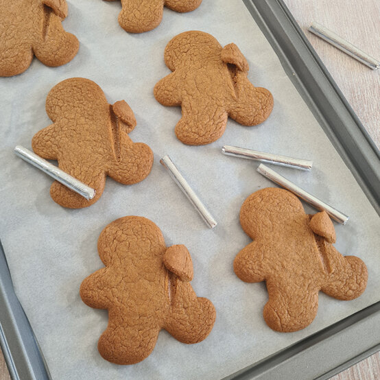 idea_christmas-gingerbread-people_step7.jpg?sw=554&q=85