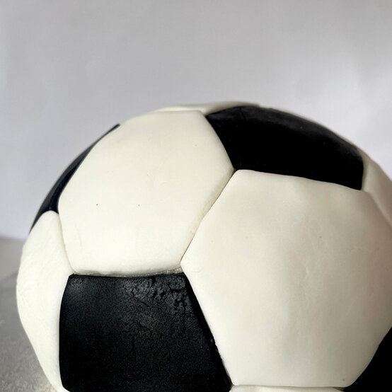 idea_how-to-make-a-football-cake_step12.jpg?sw=554&q=85