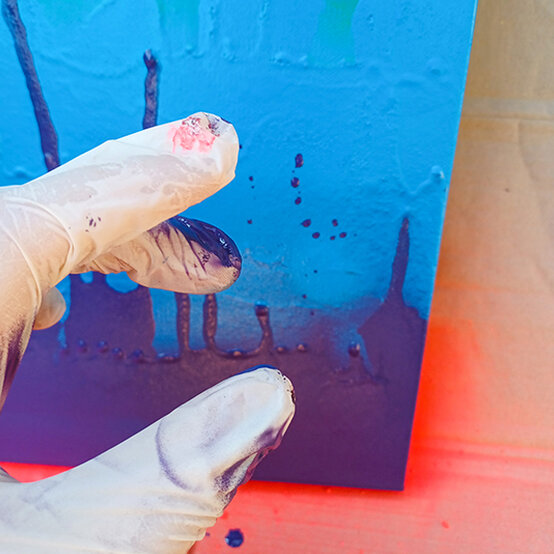 idea_gravity-drip-canvas-with-spray-paint_step10c.jpg?sw=554&q=85