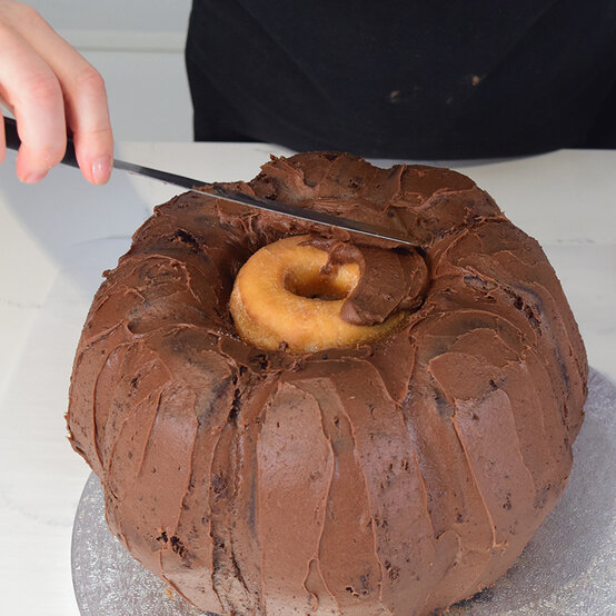 pumpkin-pinata-cake_step12_3.jpg?sw=554&q=85