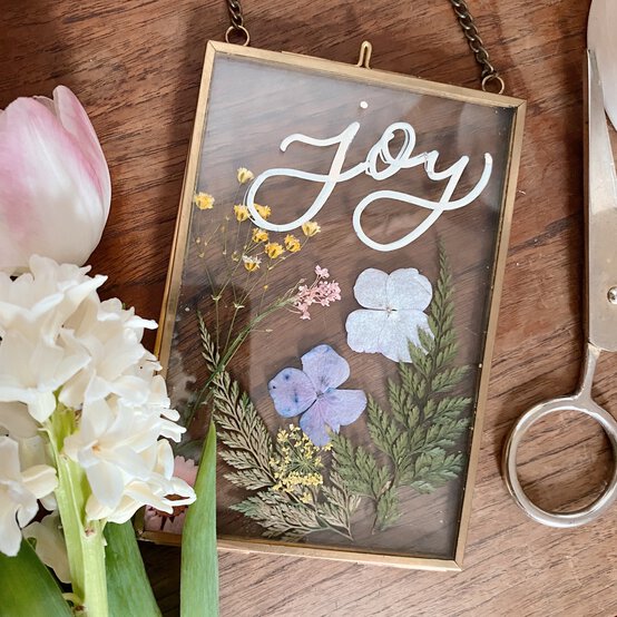 how_to_make_a_pressed_flower_frame_-2.jpg?sw=554&q=85