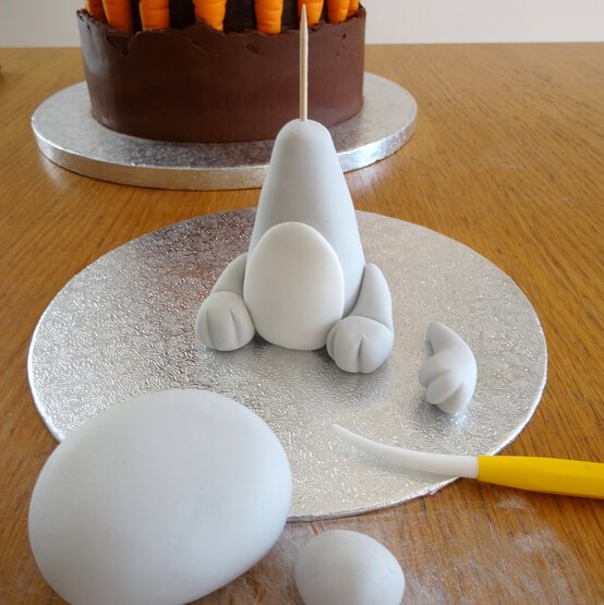 carrot_fruit_line_cake_13.jpg?sw=554&q=85