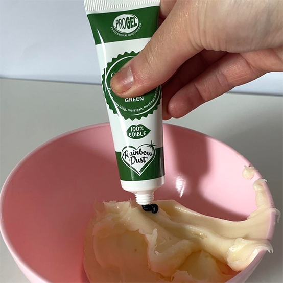 idea%5Fhow%2Dto%2Dmake%2Da%2Dfootball%2Dcake%2Dnew%5Fstep14a.png?sw=554&q=85