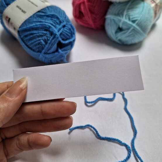 idea_paper-winter-bobble-hat_step6a.jpg?sw=554&q=85