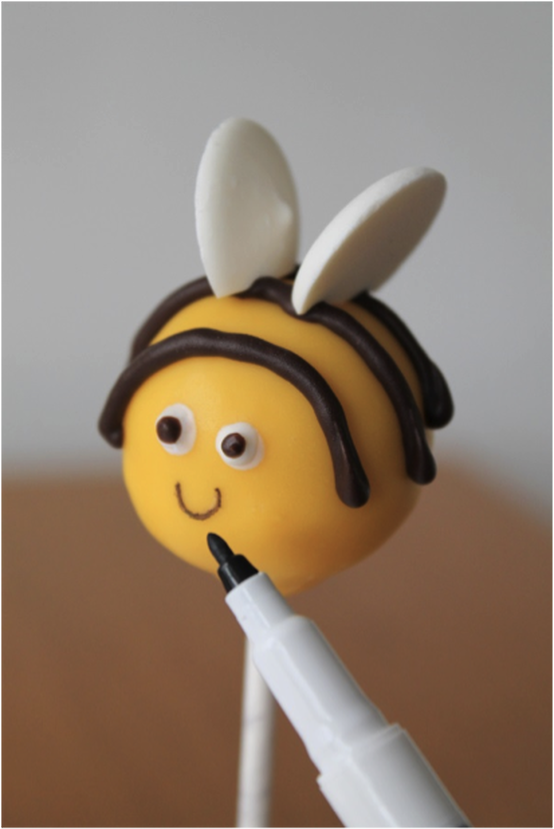 cake-pop-bee-4.png?sw=554&q=85