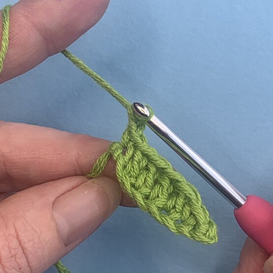 How-to-Crochet-Flowers_Leaf%201.JPEG?sw=554&q=85