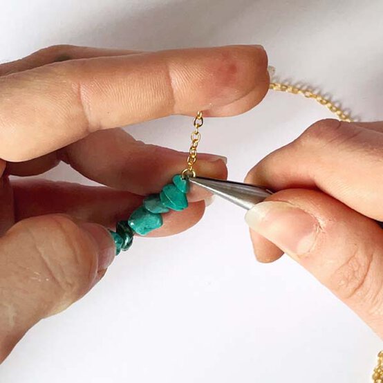 ideas%5Fjewellery%2Dprojects%2Dto%2Dmake%2Dwith%2Dbeads%5Fgemstone%2Dnecklace%5Fstep%2D1b.jpg?sw=554&q=85