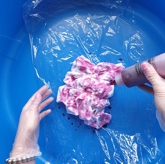 How-to-tie-dye-a-t-shirt_Mottled%20effect%20Step%203a.jpg?sw=554&q=85