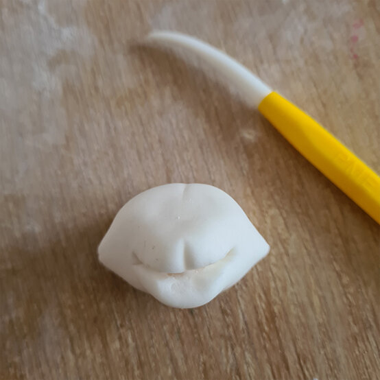 How-to-Make-a-Platinum-Jubilee-Showstopper-Cake_Step24a.jpg?sw=554&q=85