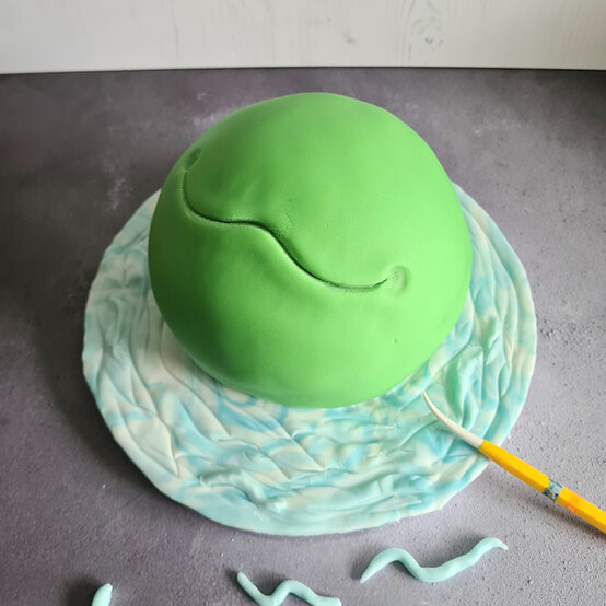 idea_how-to-make-a-frog-cake_step6c.jpg?sw=554&q=85
