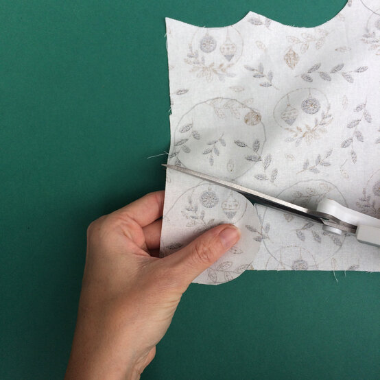 fabric-scrap-garland_step3-2.jpg?sw=554&q=85