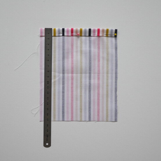 how_to_make_a_bottle_gift_bag_step-4.jpg?sw=554&q=85