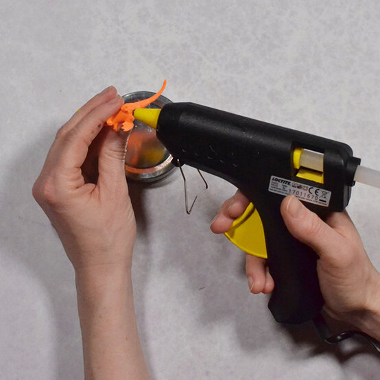 how_to_make_a_dinosaur_jar_craft_activities_step1.jpg?sw=554&q=85