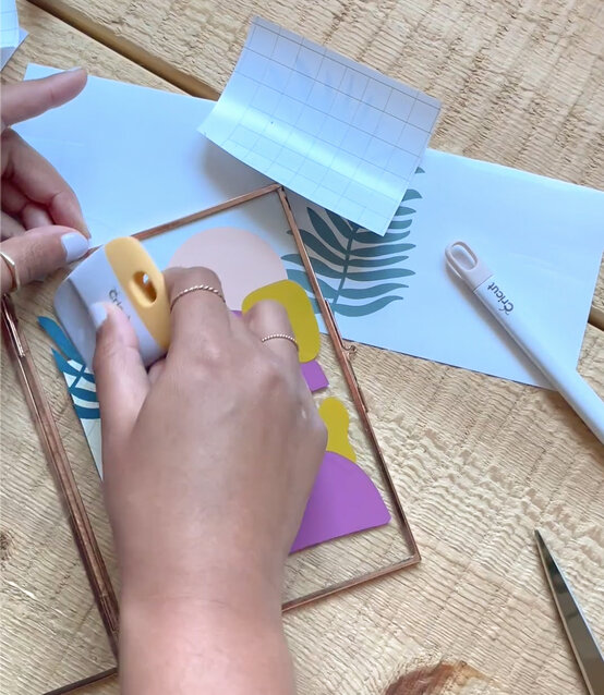 cricut_how_to_make_an_adhesive_vinyl_frame_5b.-palm-frame.jpg?sw=554&q=85