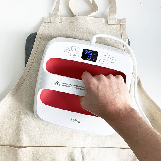 cricut_how_to_make_a_personalised_baking_hamper_cricut-apron_step-17_1.jpg?sw=554&q=85